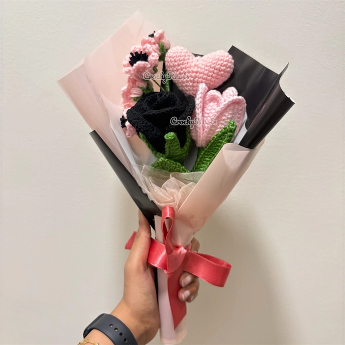 Blush & Noir Heart Bouquet | Black Rose | Pink